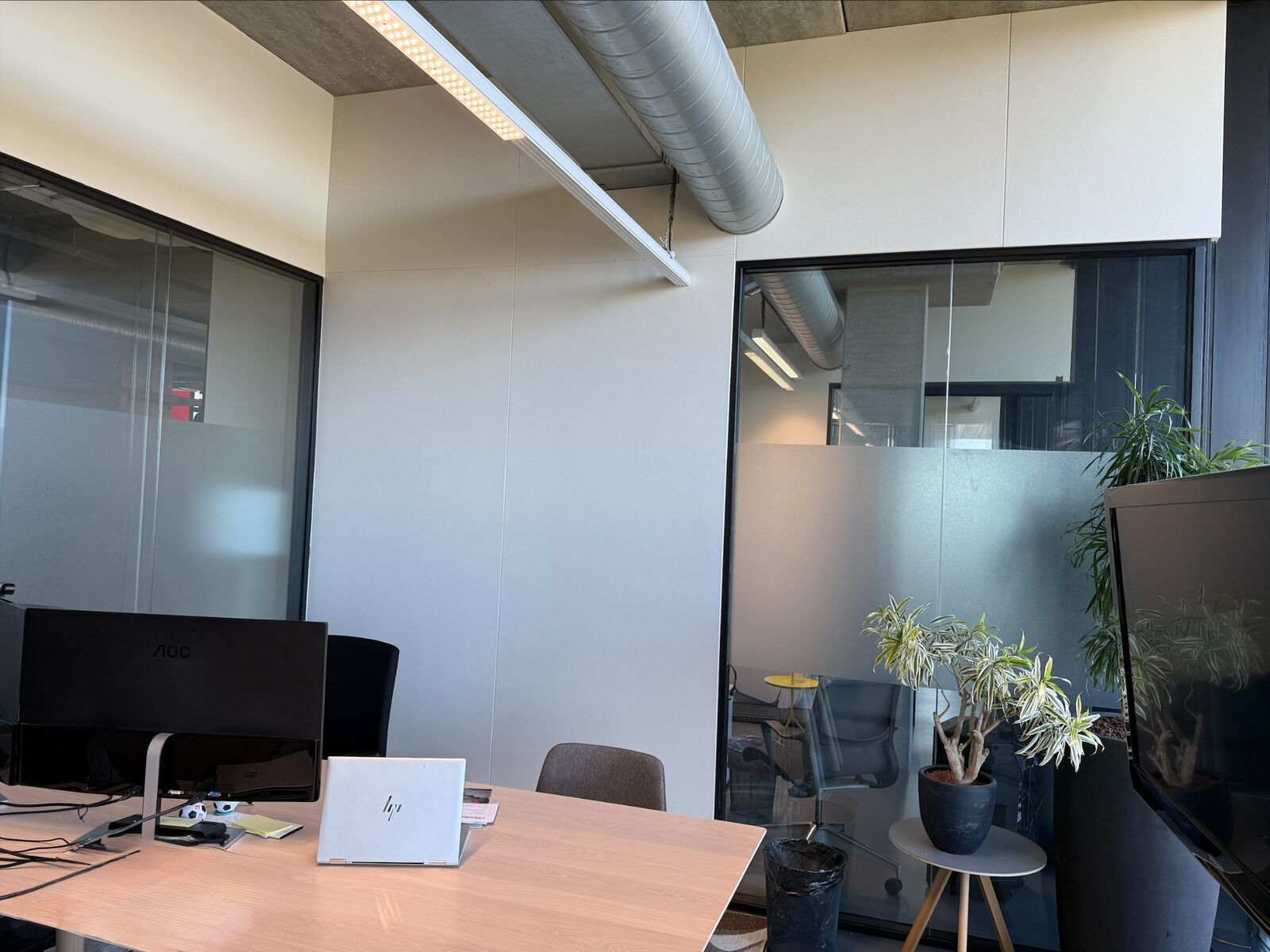 Het kantoor na oplevering: rustige wandafwerking, passend bij het bestaande interieur.