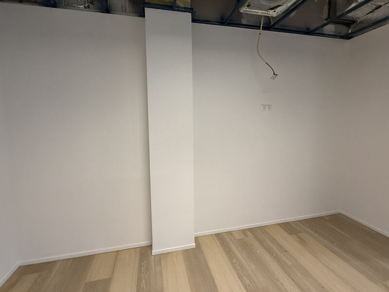 De witte wand en koof tijdens de inrichting.