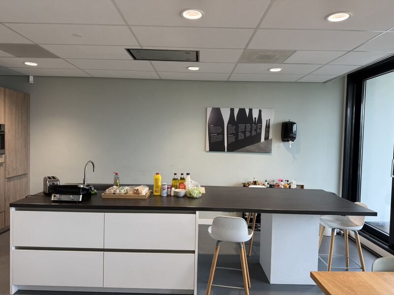 De bestaande keuken en de wand achter het kookeiland.