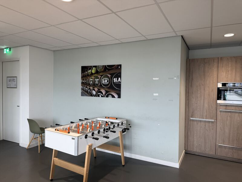 De wand bij de tafelvoetbaltafel voor plaatsing.