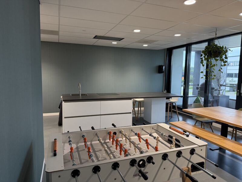 Keuken, lunchplek en tafelvoetbal blijven behouden.