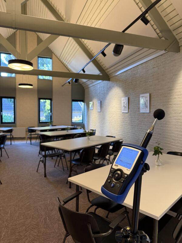De akoestische situatie wordt in de zaal in kaart gebracht.