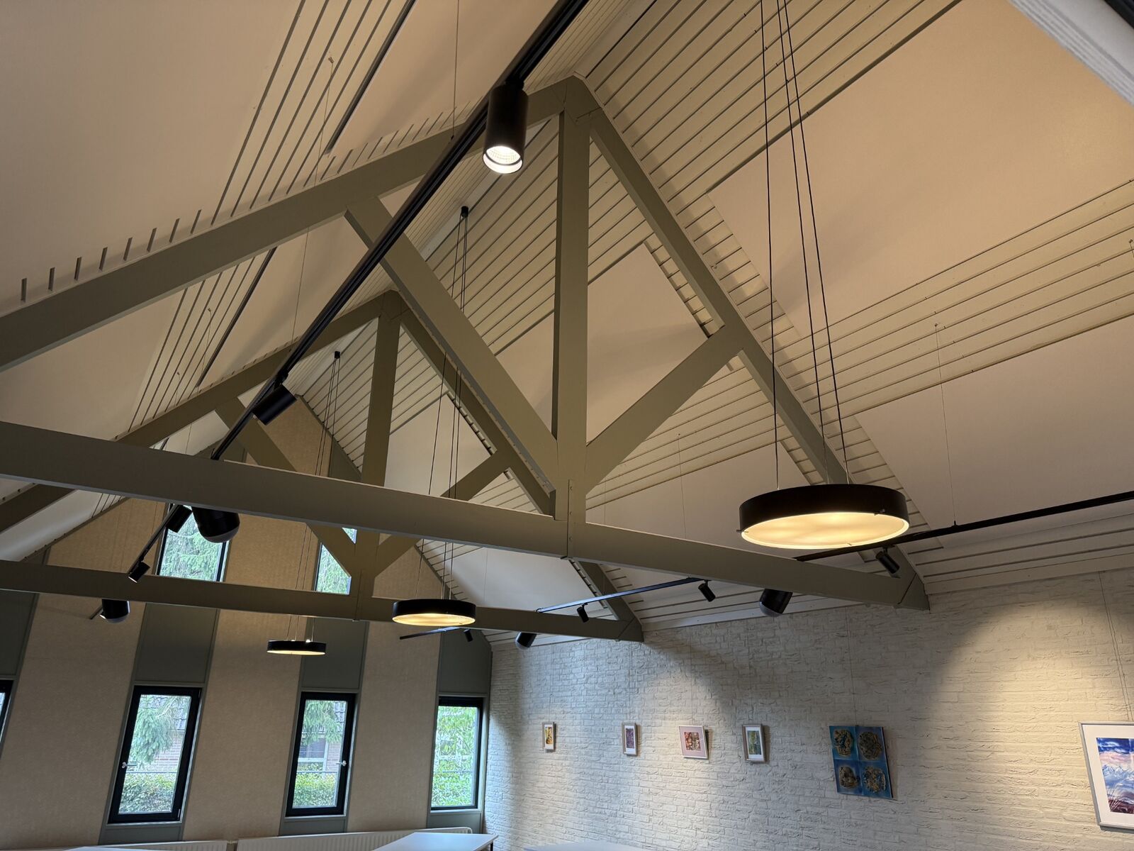 De panelen volgen de plafondlijnen; een subtiel tintverschil geeft het geheel diepte.